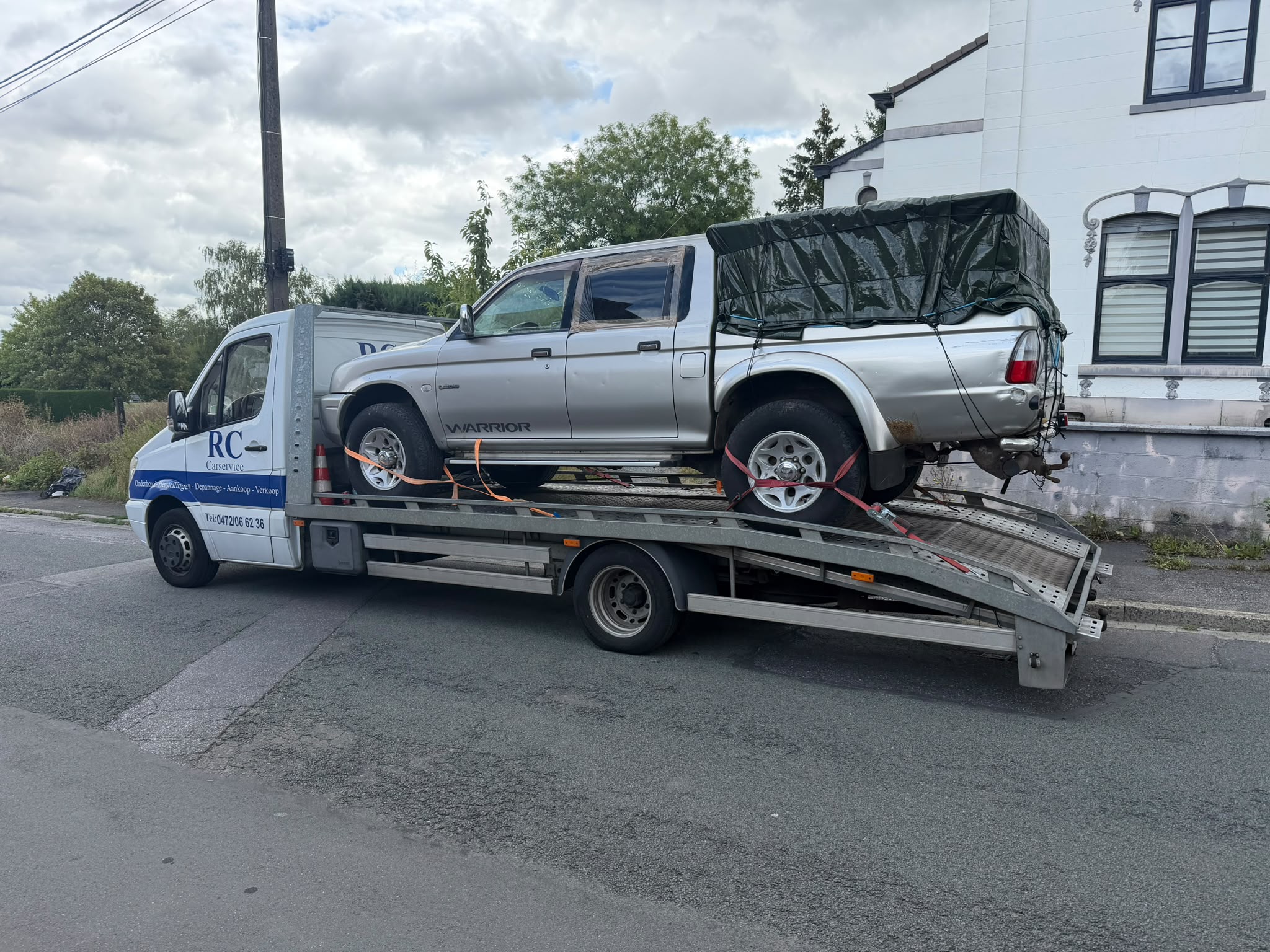 Dépannage pneumatique sur route par dépanneuse plateau